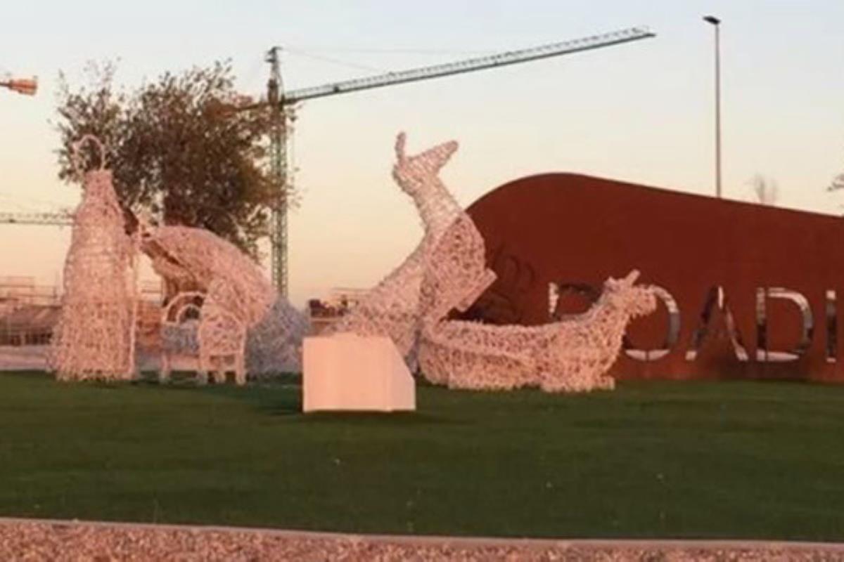 Las figuras han sido arrancadas de su posición y colocadas de forma obscena 