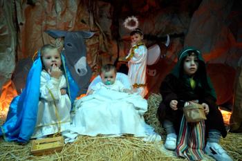 Los peques de 0 a 3 años de la Escuela Infantil Bambi de la ciudad se encargan de representar las escenas