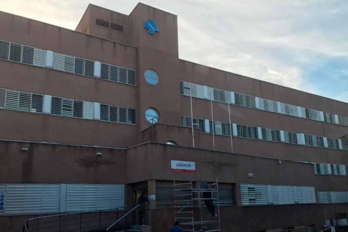 El Centro de Especialidades cambia el letrero de la entrada y se convierte, definitivamente, en los 'Juzgados' 