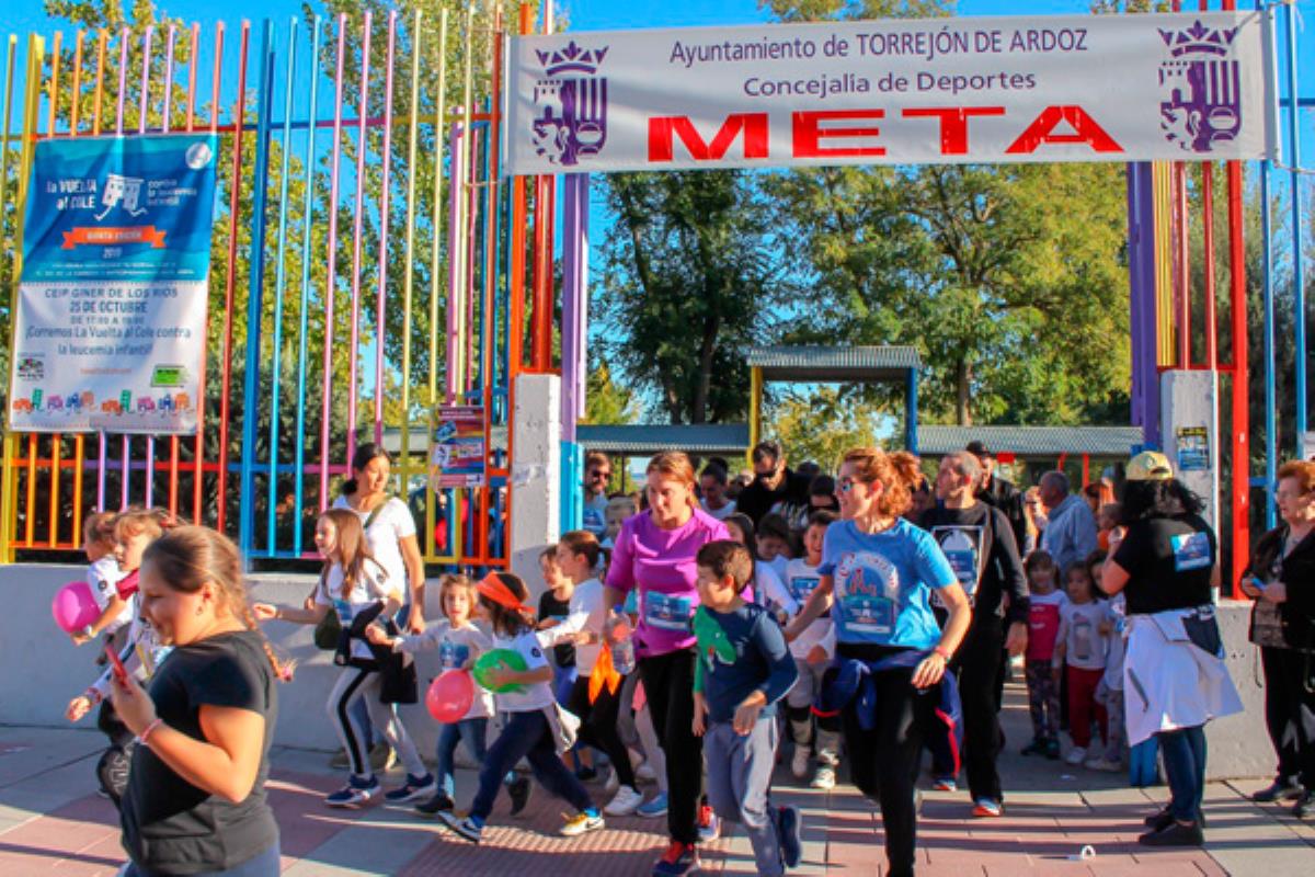 El centro torrejonero participó en la carrera ‘La Vuelta al Cole’ de Unoentrecienmil
