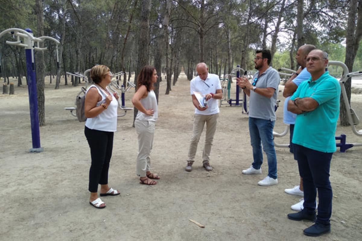 El consistorio ha instalado un circuito deportivo y un área infantil “mejorando el entorno natural"