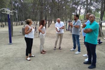 El consistorio ha instalado un circuito deportivo y un área infantil “mejorando el entorno natural"