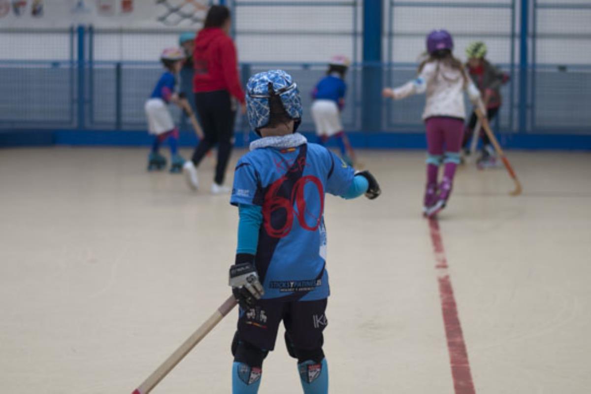 Cinco colegios de Alcalá se han dado cita esta mañana para jugar al Hockey