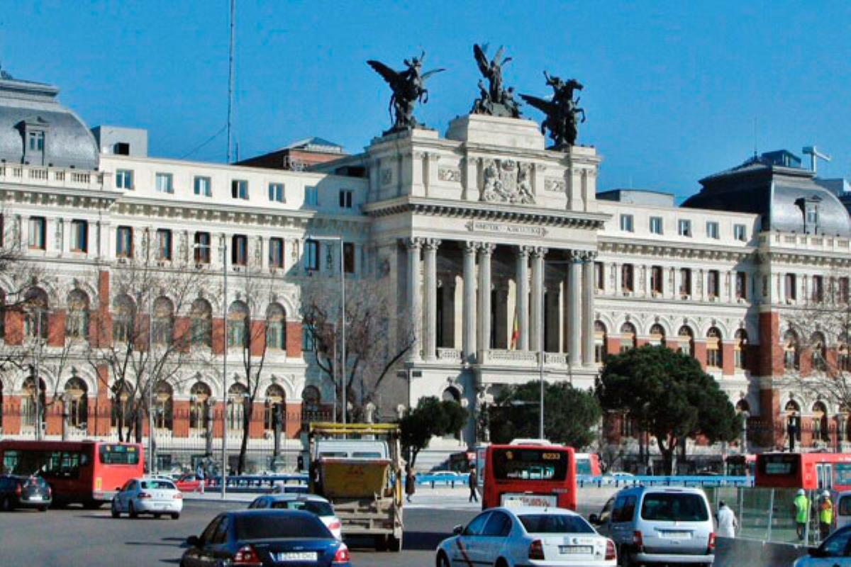 Esta demanda responde a la paralización de la citada infraestructura que está a la espera de la luz verde