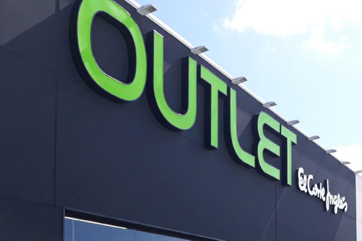 Cuenta con sección de moda, zapatería y complementos para mujeres, hombres y niños
