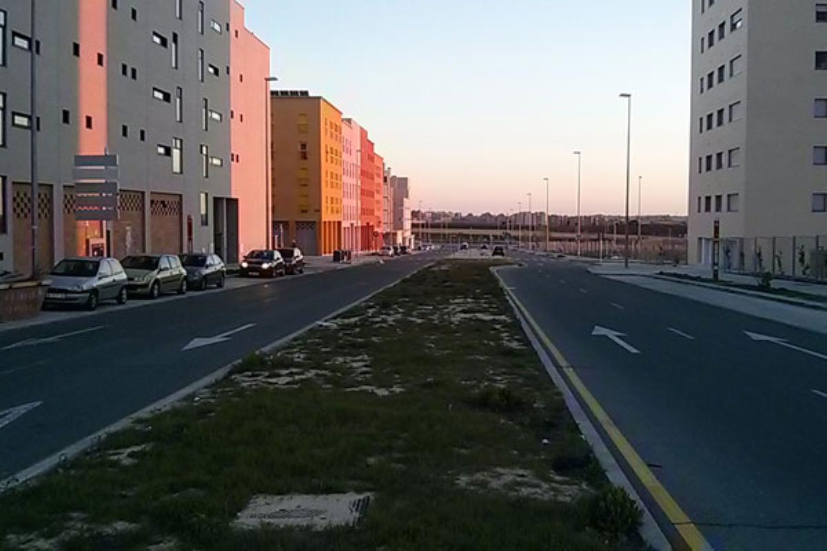 El barrio, de reciente urbanización, carece actualmente de infraestructuras deportivas y culturales