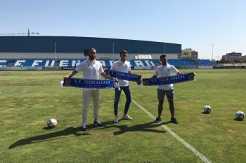 Chico Flores, Iban Salvador y Joan Femenías han posado en el césped del Estadio Fernando Torres