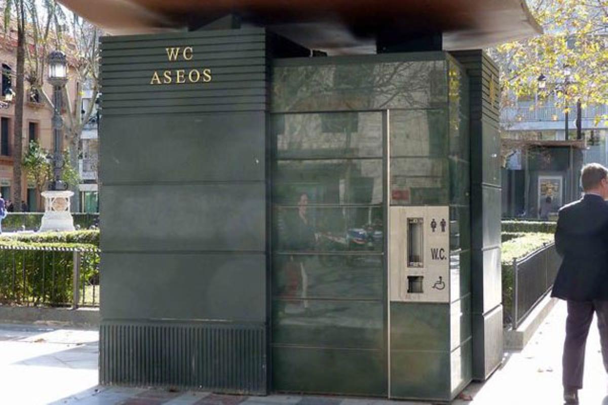 Esta petición consiste en la instalación de aseos en los parques públicos 