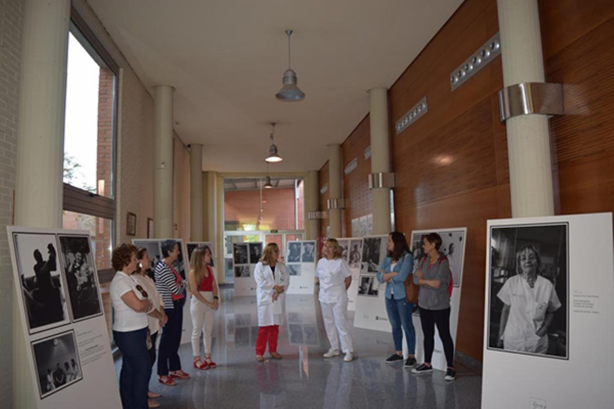 Álvaro Laiz firma una muestra que se ha inaugurado en Alcalá para homenajear a las personas que viven con una bolsa