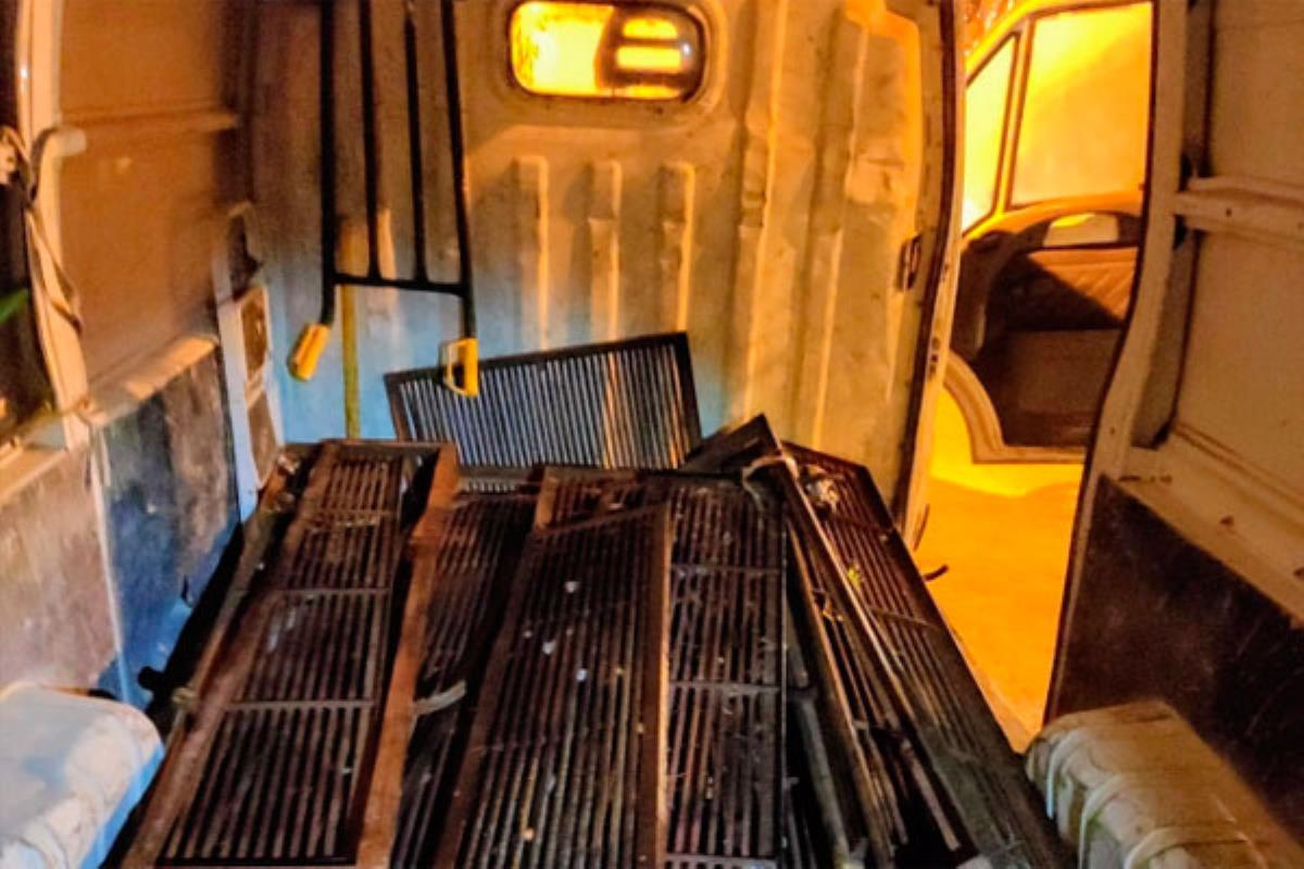 Los detenidos fueron sorprendidos por los agentes tras haber intentado arrasar con las rejillas del alcantarillado