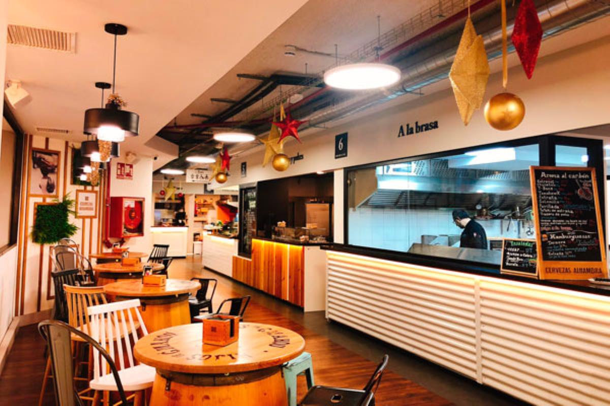 El mercado está compuesto por once puestos de comida de distintas procedencias