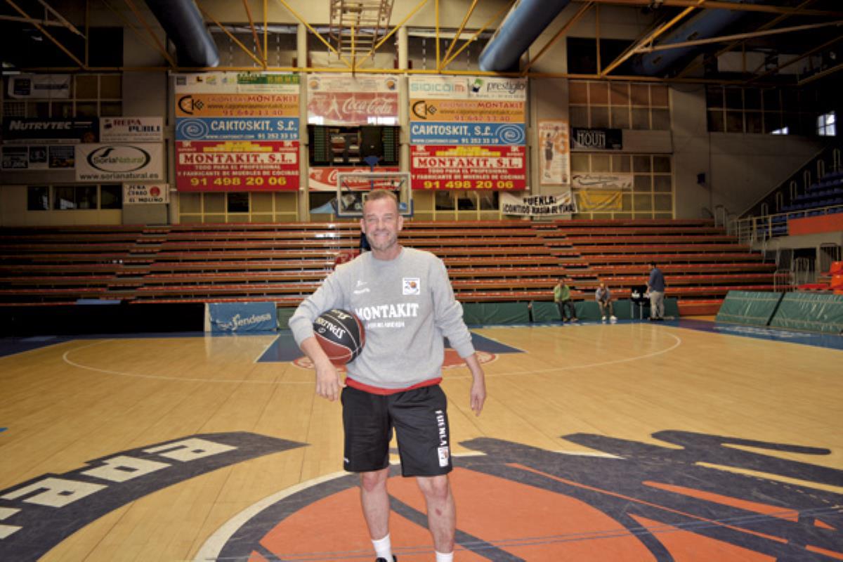 El técnico argentino dimite de su cargo al frente del grupo tras lograr 2 victorias en 15 partidos