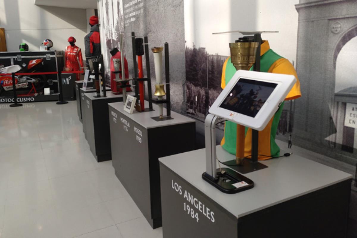 Ayala ha acudido a la inauguración de la exposición en el Centro Tomás y Valiente