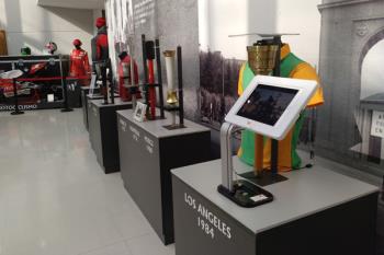 Ayala ha acudido a la inauguración de la exposición en el Centro Tomás y Valiente