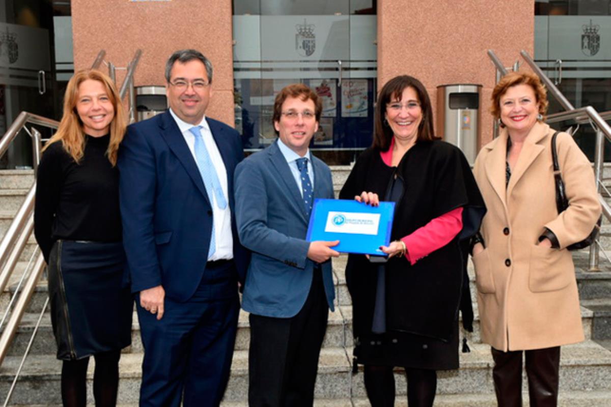 La presidenta del grupo municipal, Susana Pérez Quislant, hizo entrega de las rúbricas a José Luís Martínez Almeida