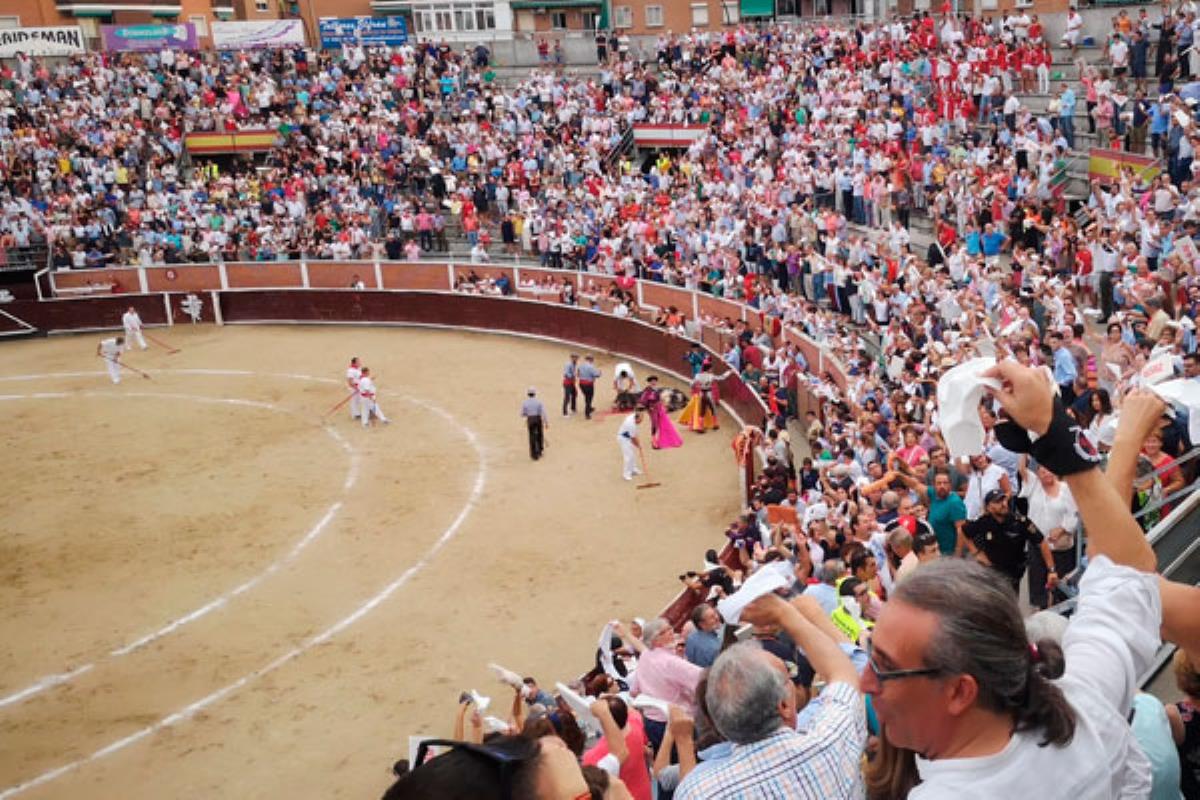 El partido municipal ha incitado a peñas y asociaciones a acudir a la capea “ante los ataques a la tauromaquia”
