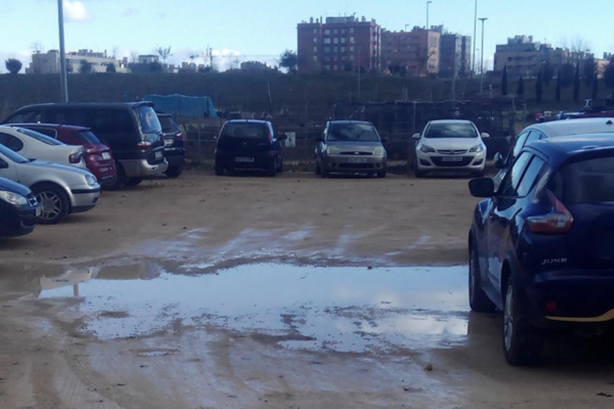 Desde la formación popular exigen la adecuación de varios solares en aparcamientos
