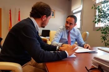 El portavoz del grupo municipal popular, Sergio López, le ha hecho entrega de un informe detallado