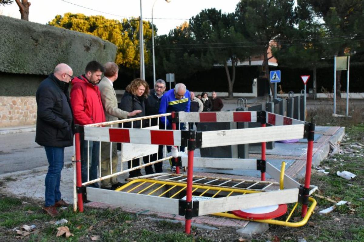 La portavoz del Grupo Socialista se ha desplazado hasta el barrio con algunos vecinos para comprobar "el estado de la zona"