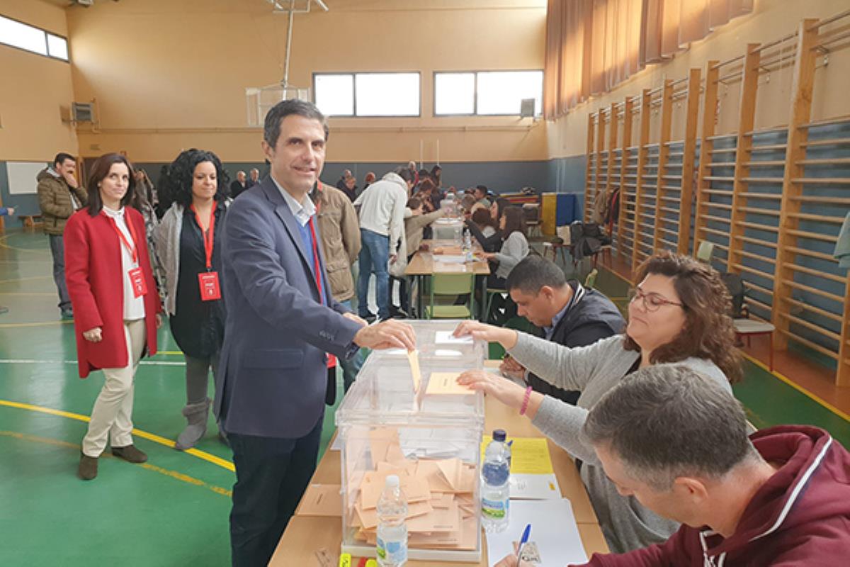 Con un 30,78% de los votos, los socialistas aumentan un 0,5% respecto a abril