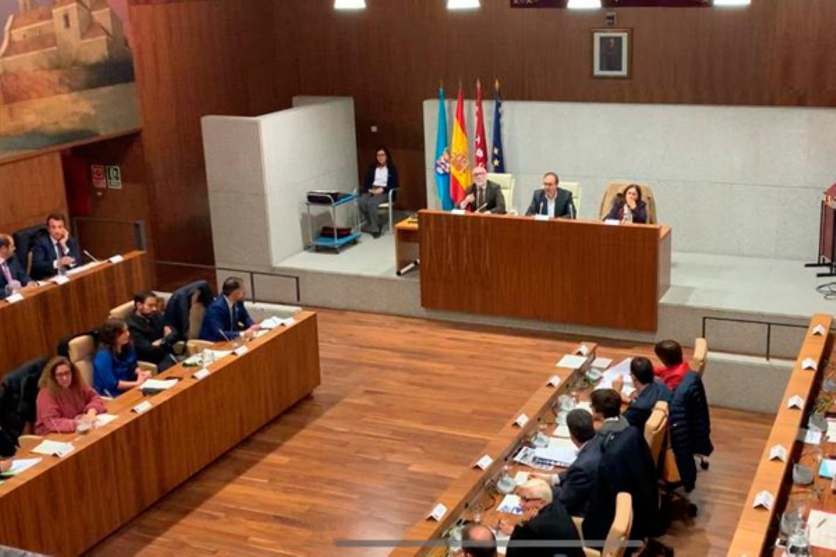 El alcalde, Santiago Llorente, dio por concluida la sesión tras los gritos de los asistentes