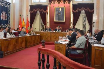 La Corporación protagonizó un debate plagado de descalificativos tras el caso de los concejales de Somos Alcalá
