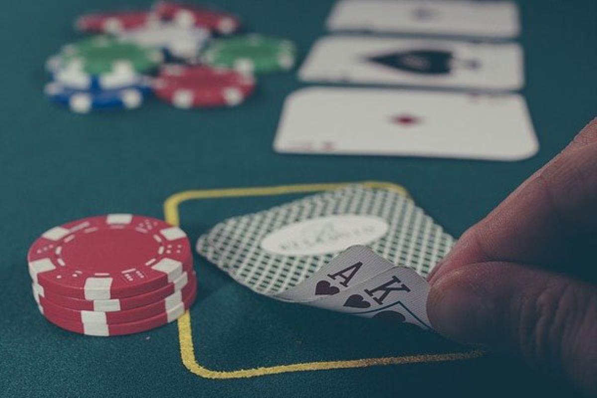 Todos los grupos han aprobado la moción socialista para abordar la problemática en torno a estos locales