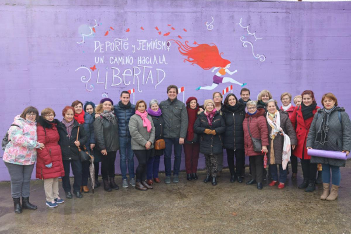 La Asociación ‘Rosa Montero’ pinta un muro del edificio con un mensaje feminista y deportivo