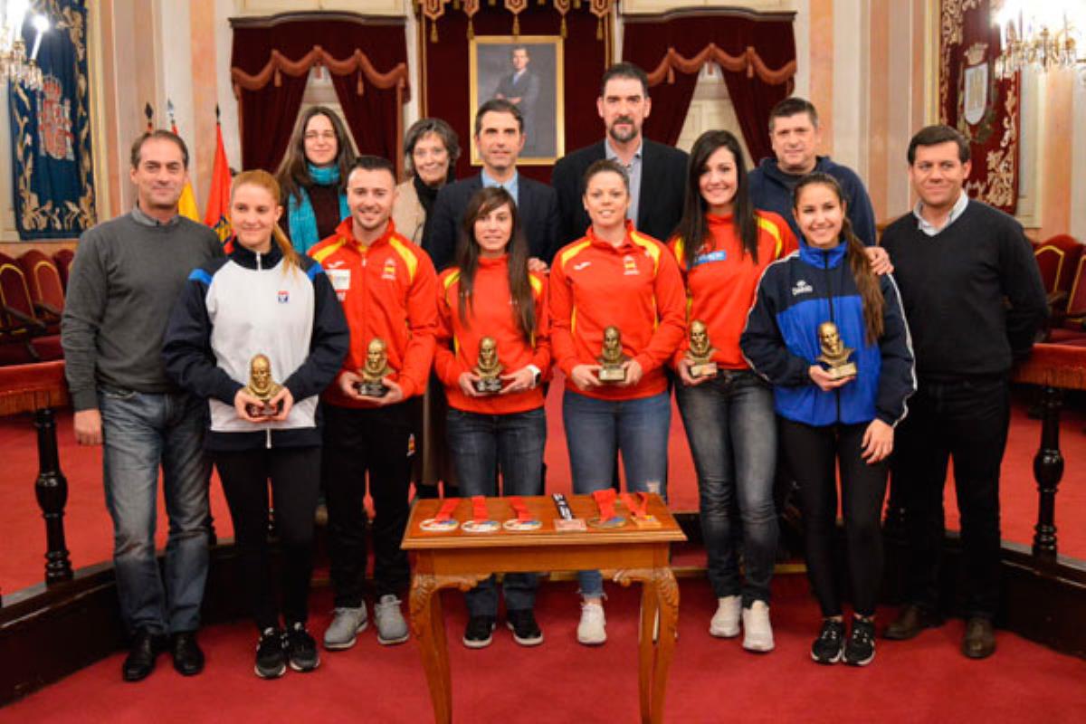 Nuestro Ayuntamiento recibe a los 6 karatekas que lograron extraordinarios resultados en los campeonatos del Mundo y de Europa del año pasado