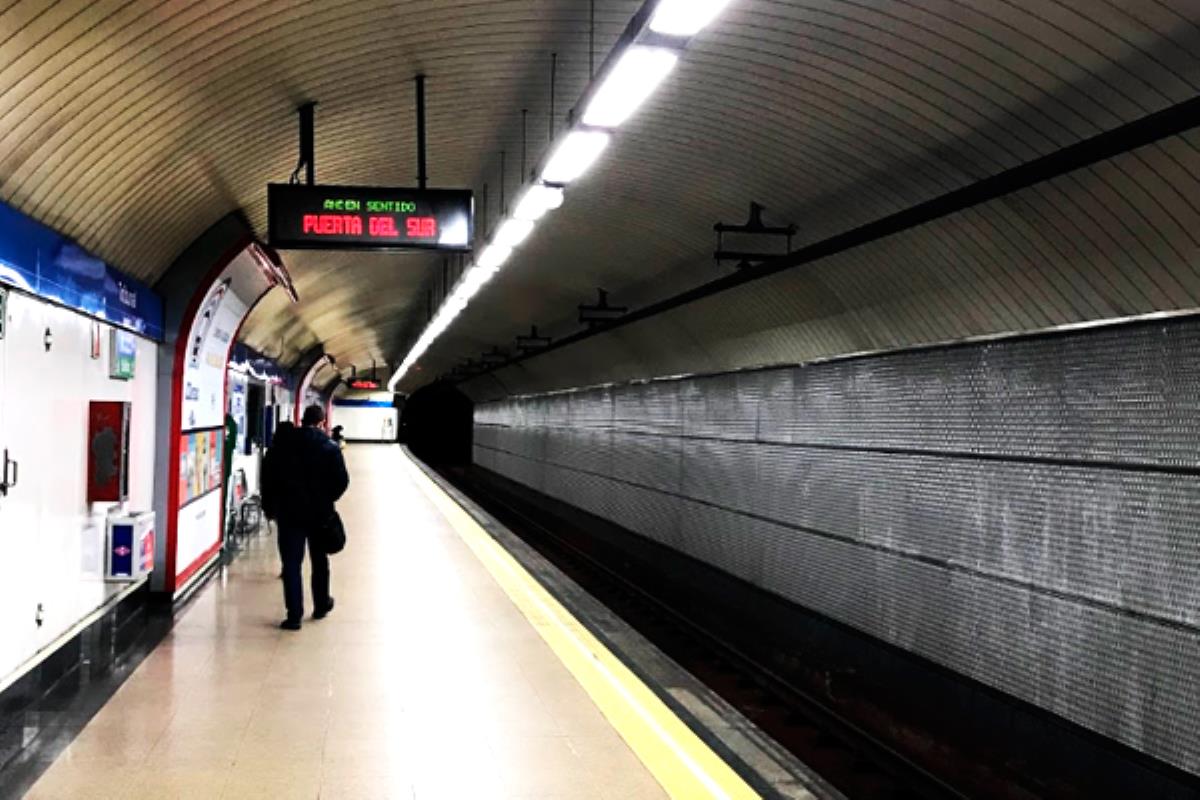 La estación de Metro vuelve a abrir sus puertas a los viajeros tras la retirada del fibrocemento