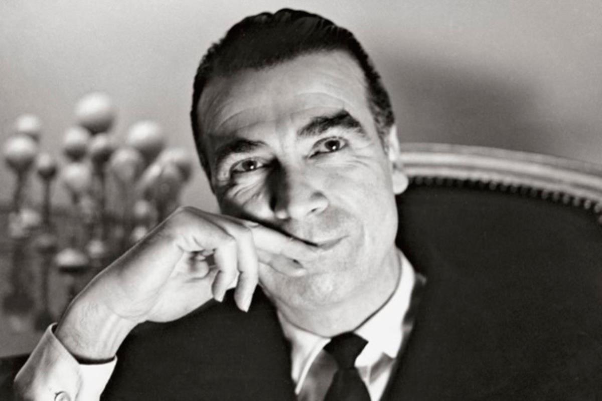 La muestra pone el acento en la relación de las creaciones del diseñador con la pintura española