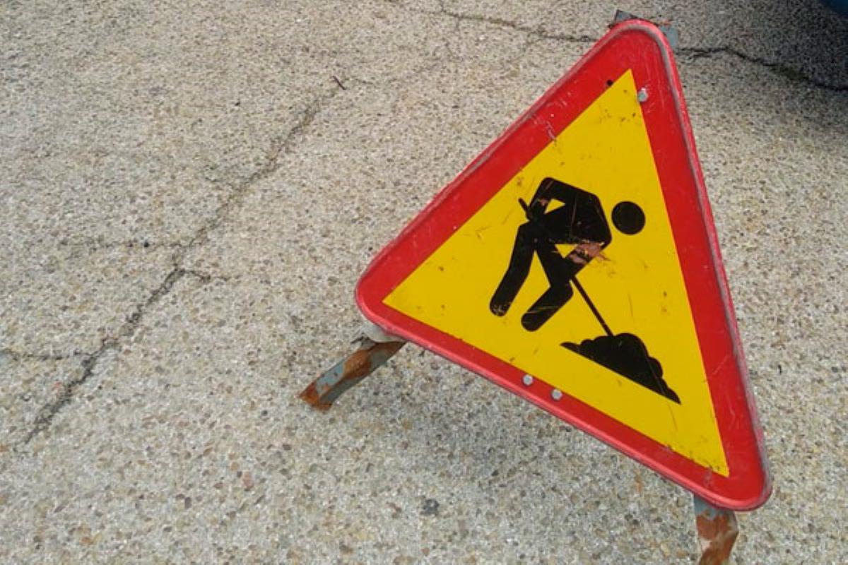 Las obras de arreglo de desperfectos y baches han concluido, además de añadir dos pasos para reducir la velocidad