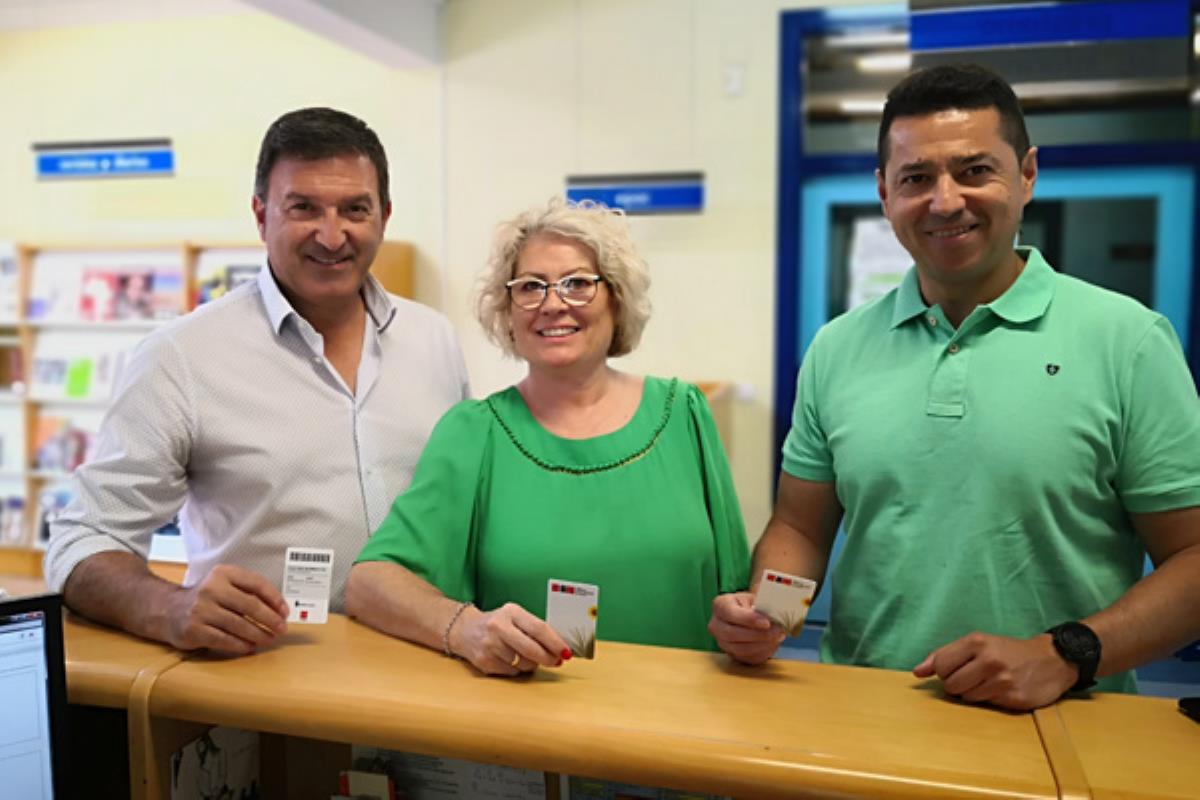 El alcalde ha visitado la biblioteca Lorenzo Silva para presentar el carné