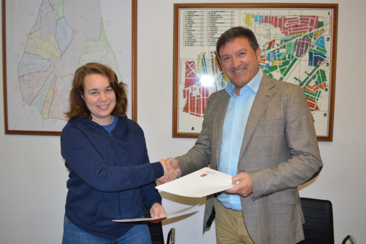 El alcalde ha firmado un convenio de colaboración con Marta Yelo, gerente de Fishumasioterapia