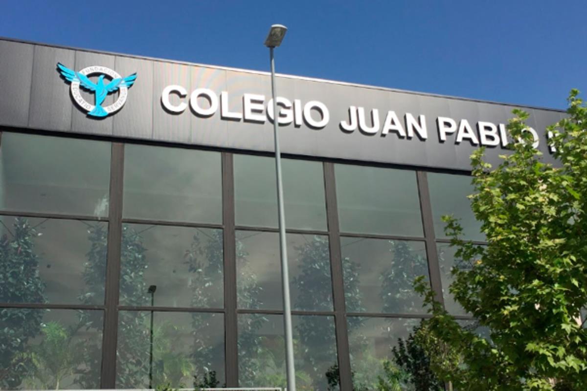 Tras la publicación de una circular que presenta las diferencias en la vestimenta entre profesores y profesoras