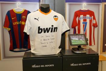 La exposición itinerante contará, de ahora en adelante, con la seña del jugador del Valencia CF