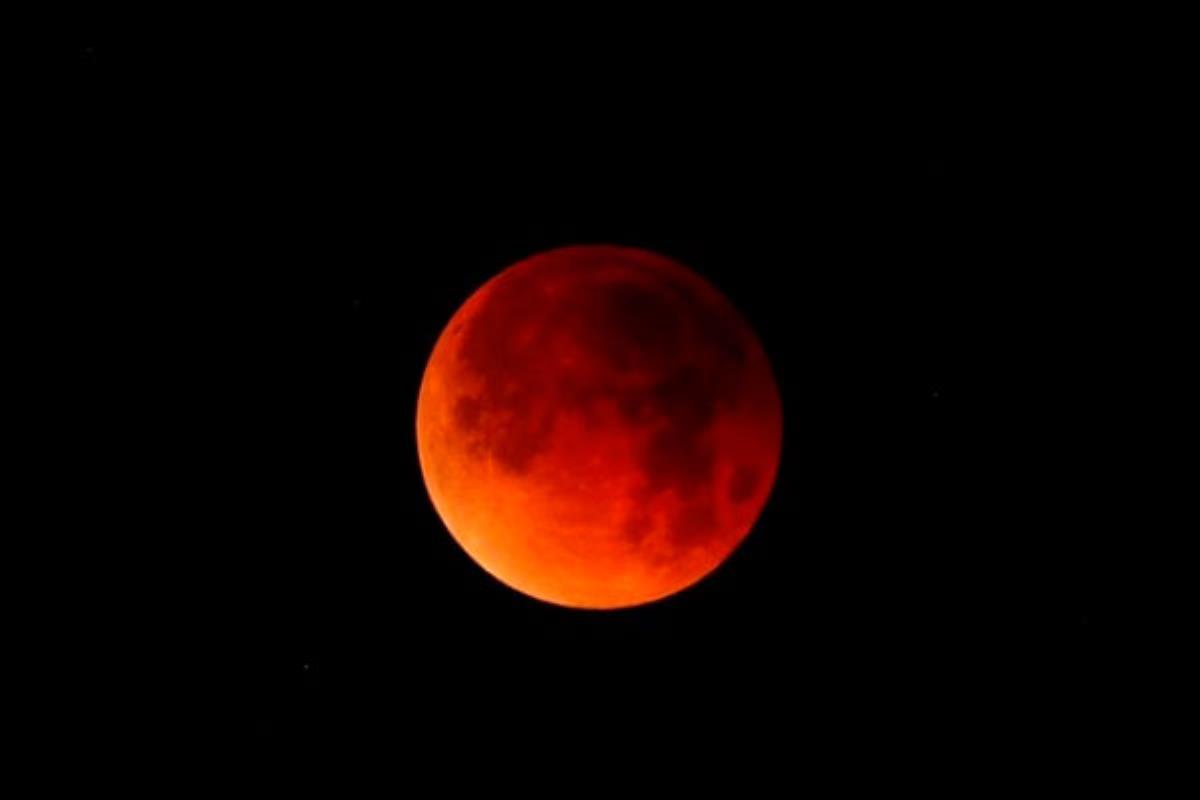 El fenómeno "luna de fuego", el eclipse lunar más largo del S.XXI, será visible desde España el próximo viernes