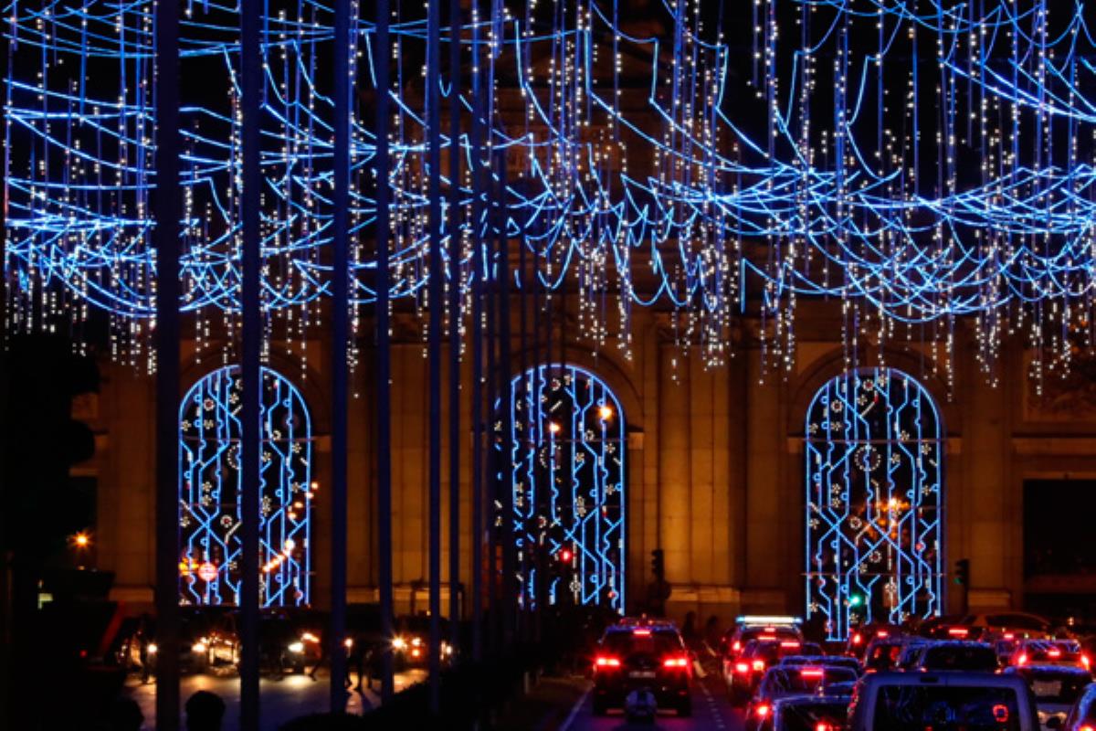 Las luces con motivos navideños, cerezos, cadenetas y abetos, inundarán la capital con más decoración que nunca
