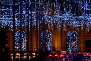 Las luces con motivos navideños, cerezos, cadenetas y abetos, inundarán la capital con más decoración que nunca