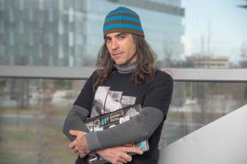 Tras una brillante carrera profesional, Alonso sigue siendo una persona sencilla, cercana y hospitalaria que creció en Móstoles, ciudad de la que presume con orgullo