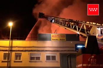 16 dotaciones de bomberos han tratado de extinguir el incendio propagado en una nave industrial