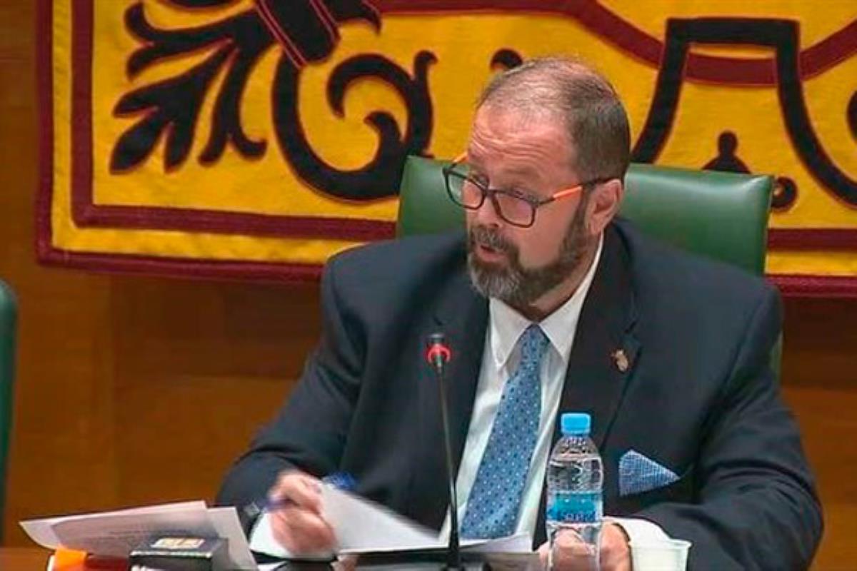 La segunda demanda ha dado sus frutos, el juez, alude a que el político vulneró el artículo 23.1 de la Constitución