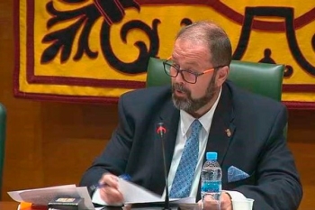La segunda demanda ha dado sus frutos, el juez, alude a que el político vulneró el artículo 23.1 de la Constitución