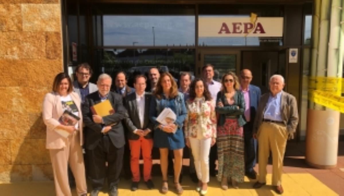 Para ello el PP ha planteado la ampliación de ayudas en el IAE para autónomos y emprendedores; las bonificaciones fiscales a empresas que creen nuevos empleos, el Aplaza 12 para facilitar el pago de impuestos a los mayores y la bajada de la tasa de terrazas y veladores o la bajada de las plusvalías y la congelación del IBI”, entre otras medidas.
