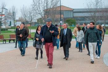 Mediante una app los usuarios reciben información geográfica y descriptiva del entorno