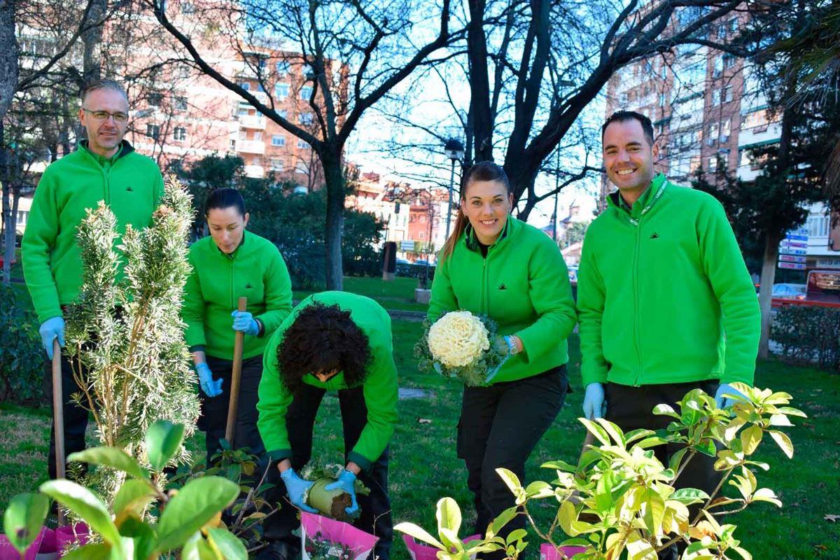 Trabajadores de Leroy Merlin Alcalá han llevado a cabo la plantación de nuevas especies