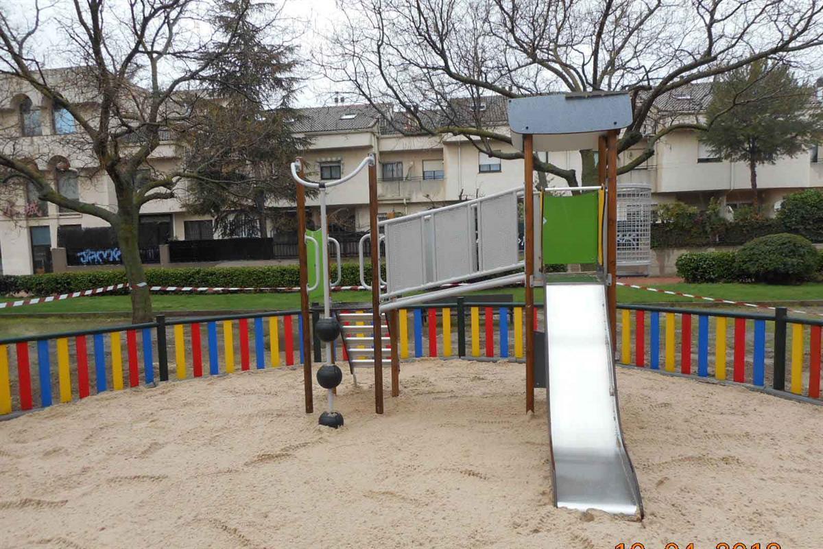 Una nueva dotación de multijuego llega para mejorar el área infantil 