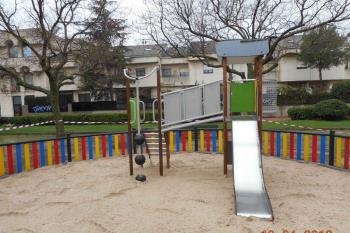 Una nueva dotación de multijuego llega para mejorar el área infantil 