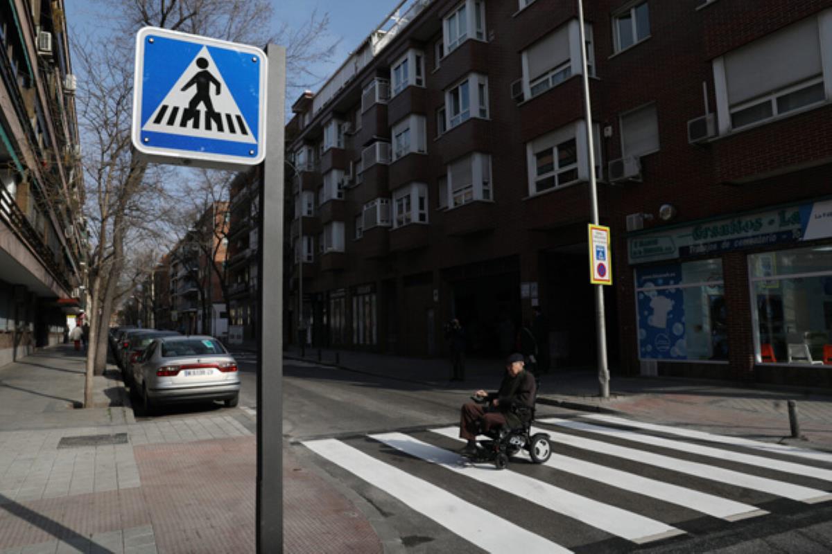 Este paso de cebra se activa en modo nocturno para iluminar la intersección