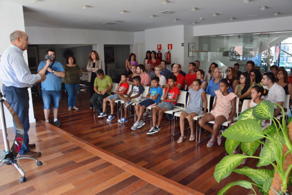 Una decena de niños saharauis convivirán con familias de la localidad durante la temporada estival